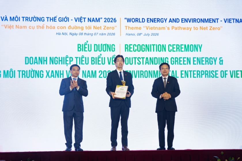 Lãnh đạo VPBank nhận giải thưởng Top 10 Doanh nghiệp xanh - Net Zero hành động. (Ảnh: VPBank).