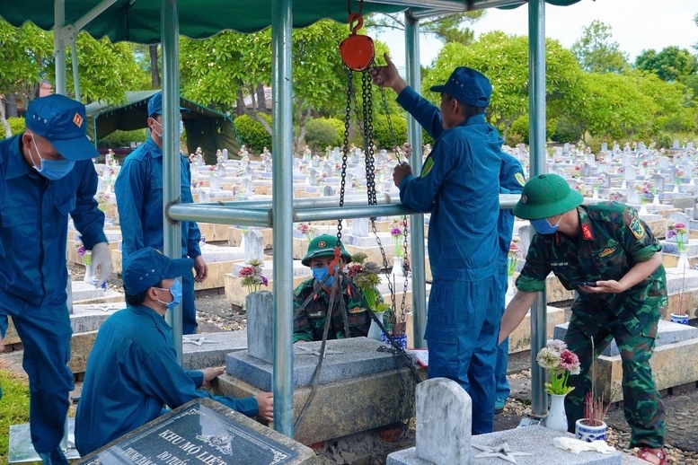Các lực lượng tổ chức triển khai lấy mẫu, số hóa thông tin và bàn giao mẫu hài cốt liệt sĩ tại Nghĩa trang liệt sĩ Vĩnh Linh - Ảnh: VGP
