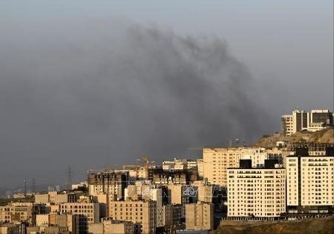 Khói bốc lên từ địa điểm ở Tehran, Iran sau các cuộc không kích ngày 5/4/2026. Ảnh: TTXVN Vùng Vịnh căng mình trước làn sóng leo thang mới