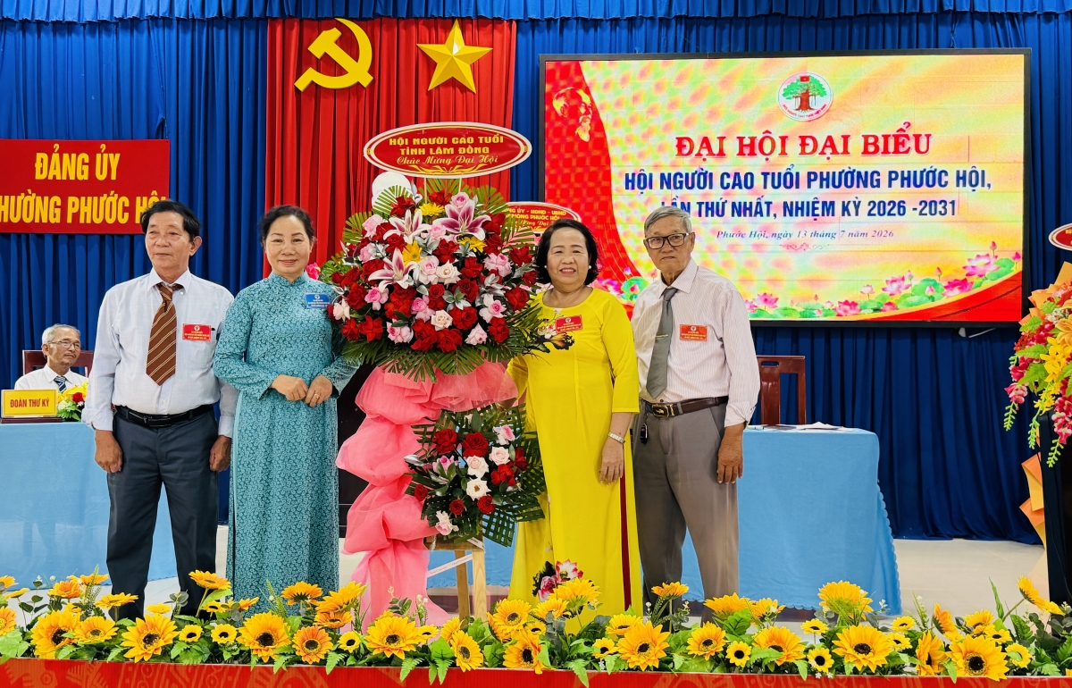 Đại diện lãnh đạo Hội Người cao tuổi tỉnh tặng hoa cho Đại hội