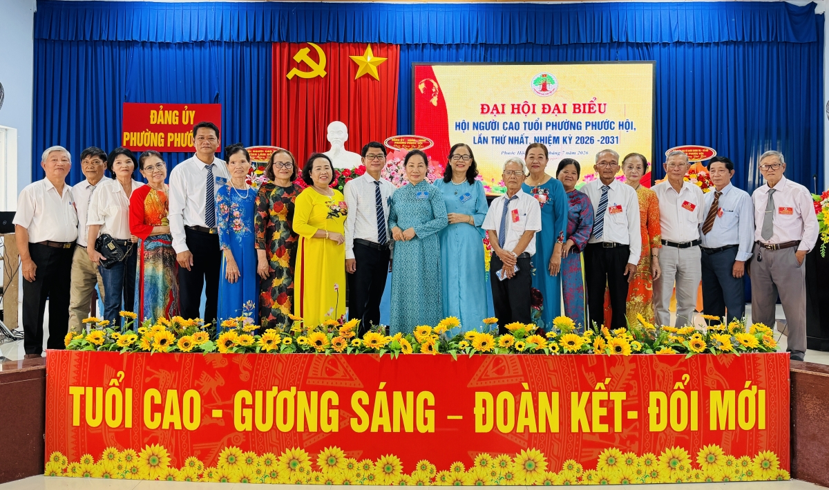 BCH Hội Người cao tuổi nhiệm kỳ mới ra mắt Đại hội, chụp hình lưu niệm với lãnh đạo Tỉnh Hội và địa phương