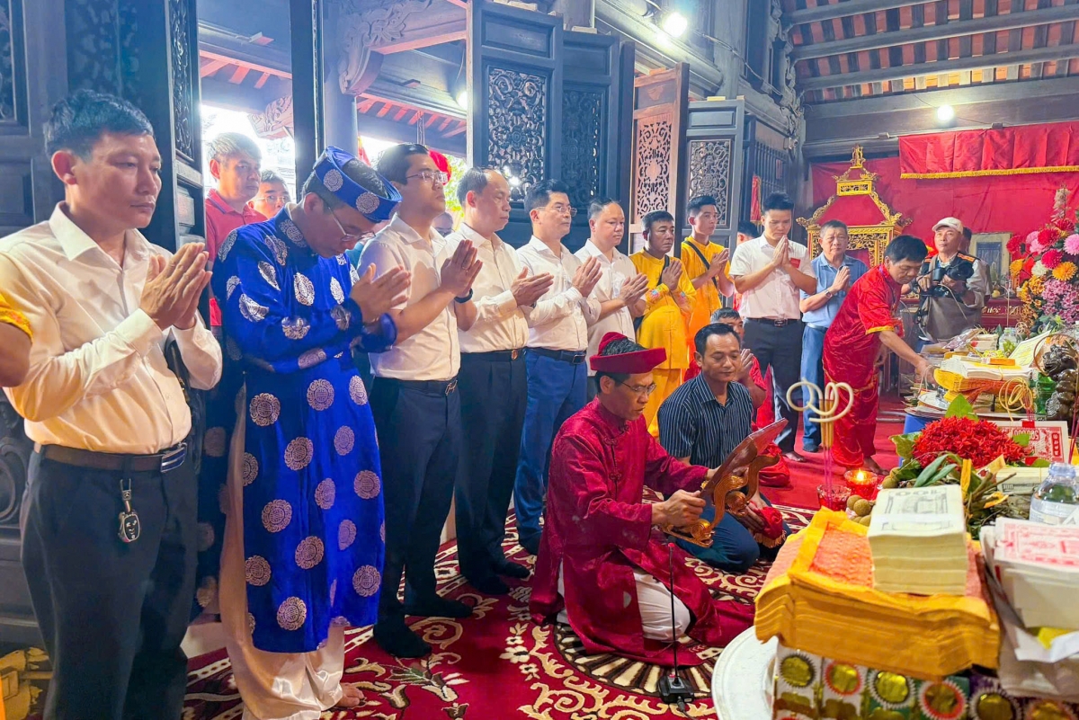 : Các đồng chí lãnh đạo dâng hương tại đền Nghè