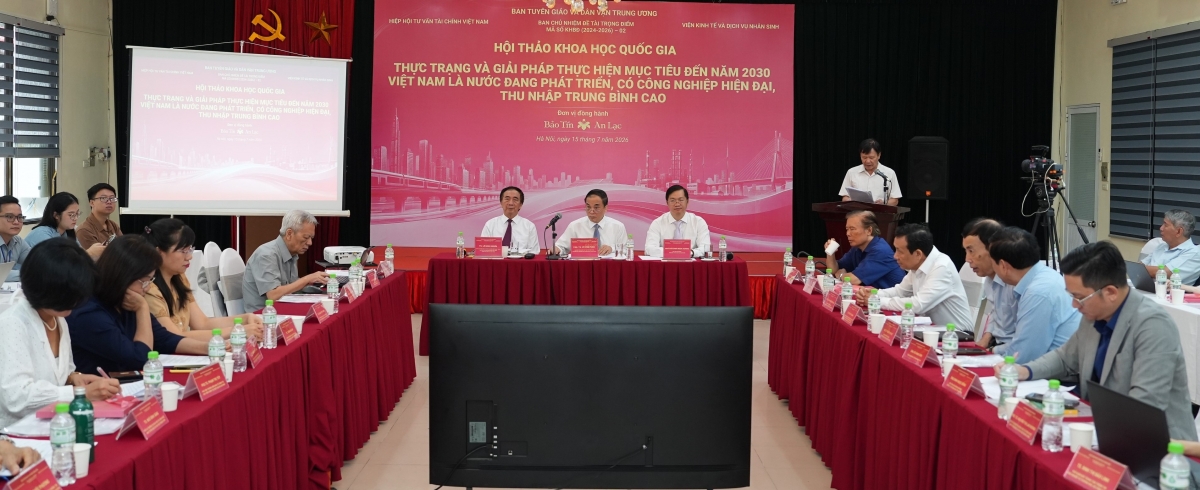 PGS.TS Vũ Văn Phúc, nguyên Phó Trưởng Ban Tuyên giáo Trung ương, Chủ nhiệm đề tài; TS Lê Minh Nghĩa, Chủ tịch Hiệp hội Tư vấn Tài chính Việt Nam (VFCA); và Nhà báo Đinh Ngọc Dương, Chủ tịch Hội đồng Viện Kinh tế và Dịch vụ Nhân sinh đồng chủ trì