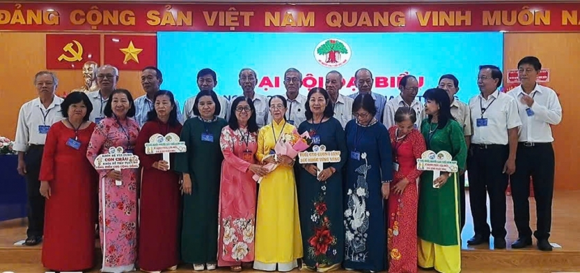Ra mắt Ban Chấp hành (tân Chủ tịch Hội NCT phường Hạnh Thông (giữa) nhận hoa chúc mừng)