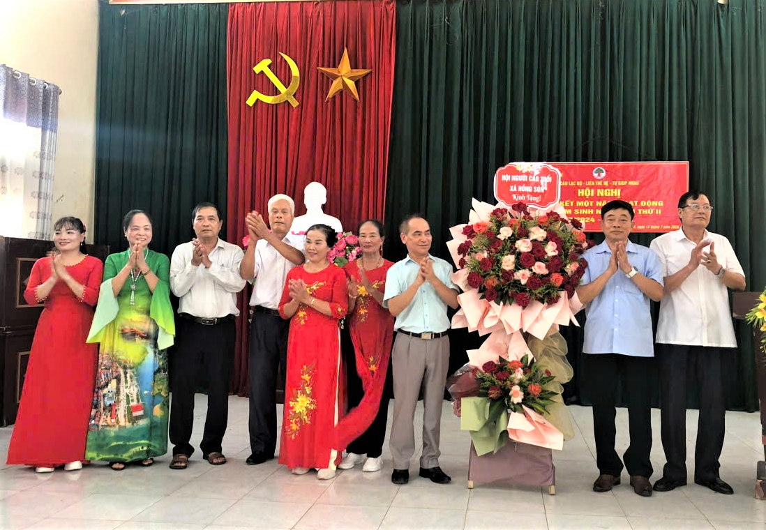 Hội Người cao tuổi xã Hồng Sơn tặng hoa chúc mừng Hội nghị Hội Người cao tuổi xã Hồng Sơn tặng hoa chúc mừng Hội nghị