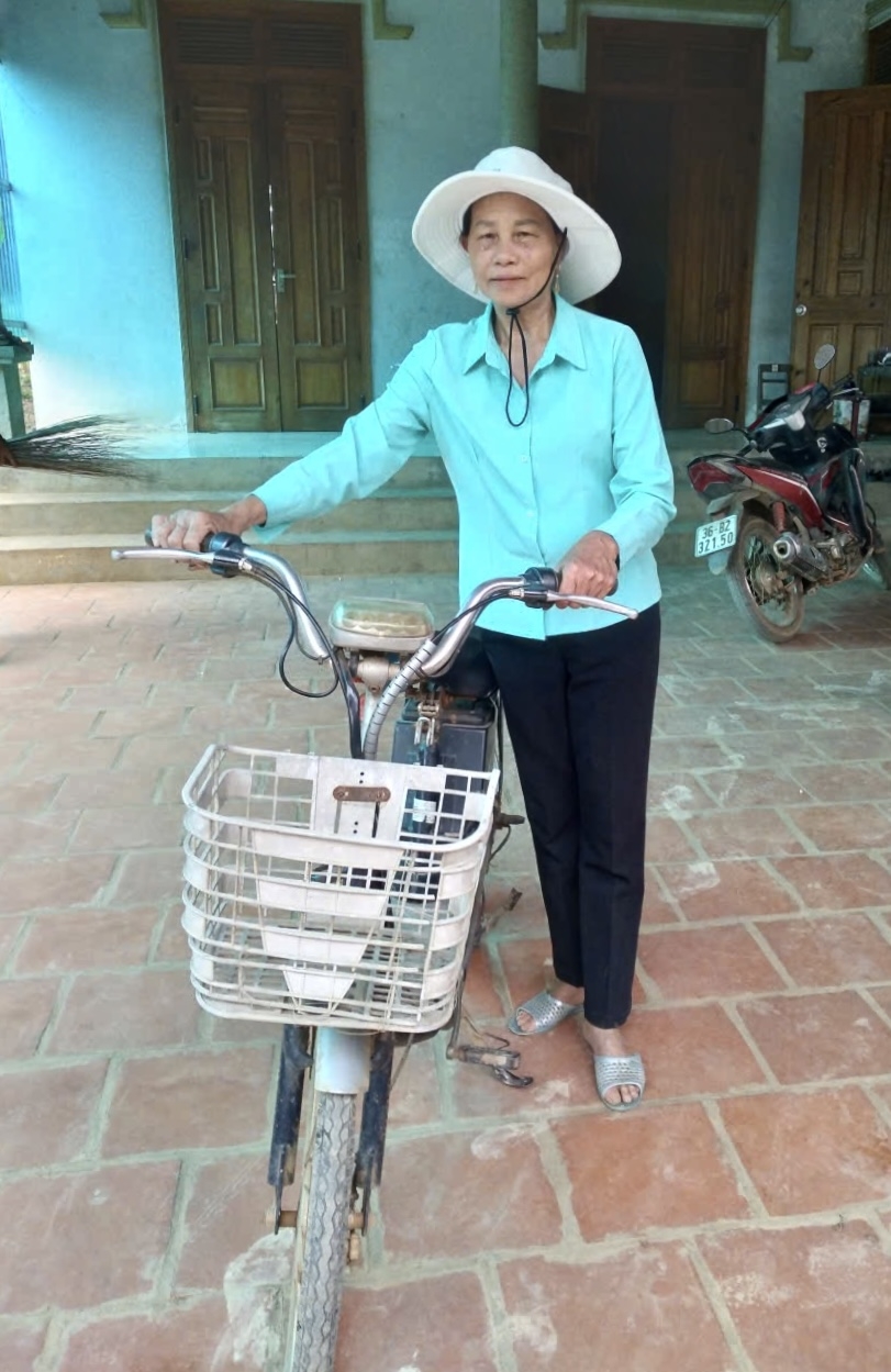 suốt 15 năm qua, bà Quân sử dụng xe đạp đi Người phụ nữ Mường 61 tuổi với hành trình 15 năm “vác tù và” nơi thôn bản