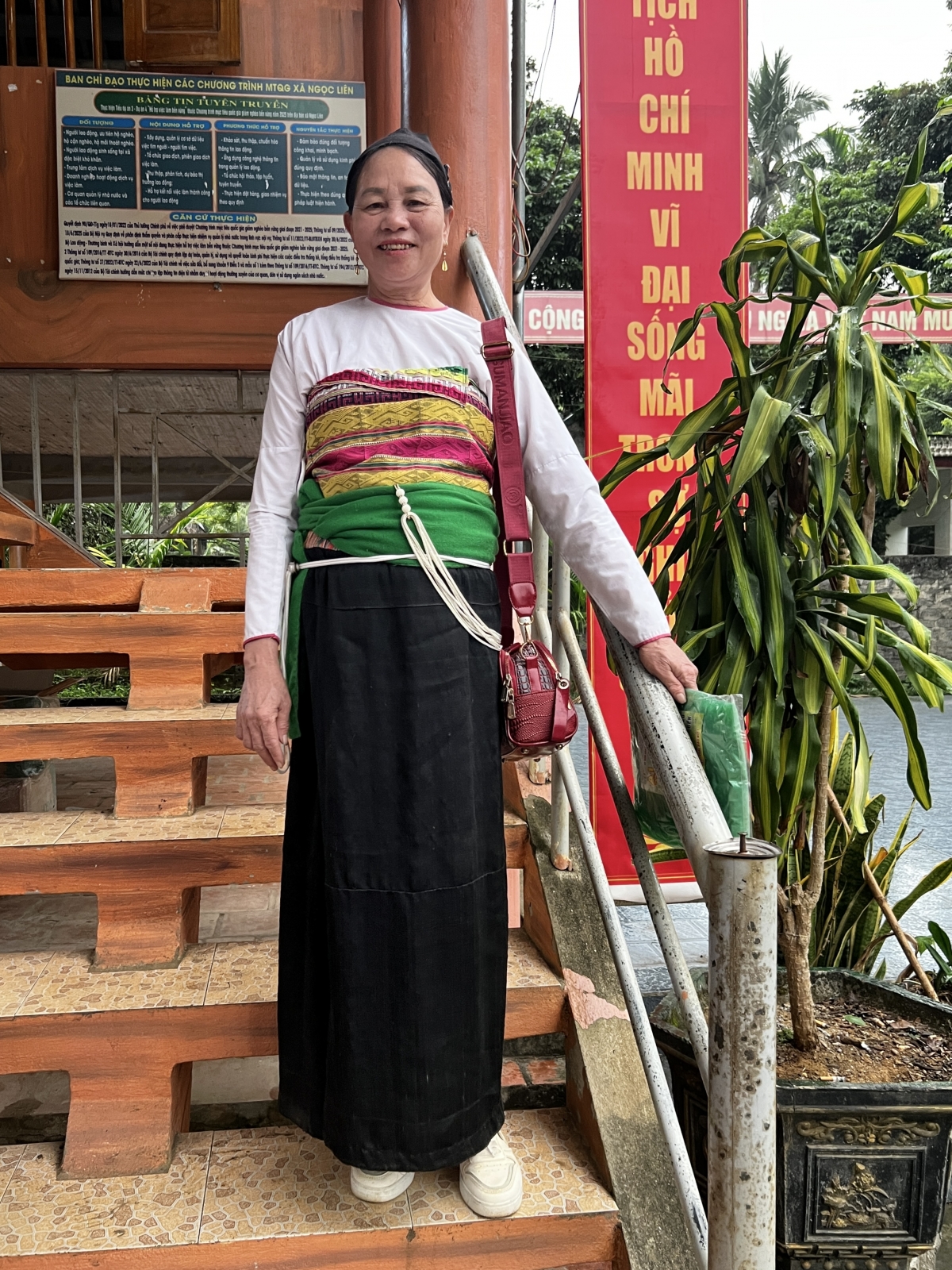 Bà Quân mặc trang phục truyền thống của người Mường đi dự họp Bà Quân mặc trang phục truyền thống của người Mường đi dự họp