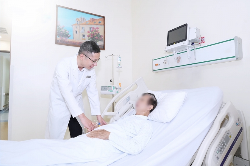 Bác sĩ Thao thăm khám cho ông Chiến và dặn dò người bệnh trước khi xuất viện. Ảnh Bệnh viện Đa khoa Tâm Anh