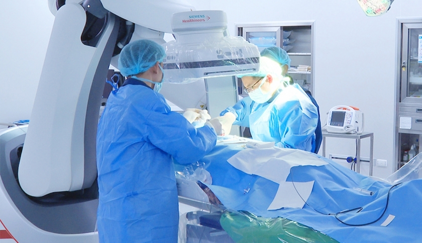 Êkíp thực hiện cấy máy phá rung tự động (ICD) cho người bệnh. Ảnh Bệnh viện Đa khoa Tâm Anh