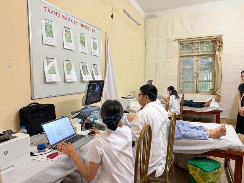 Đội ngũ y, bác sĩ của bệnh viện đã thực hiện khám tổng quát ở nhiều chuyên khoa như Nội, Mắt, Tai Mũi Họng, Răng Hàm Mặt; đo các chỉ số sức khỏe, siêu âm ổ bụng, tư vấn dinh dưỡng và hướng dẫn chế độ sinh hoạt phù hợp Đội ngũ y, bác sĩ của bệnh viện đã thực hiện khám tổng quát ở nhiều chuyên khoa như Nội, Mắt, Tai Mũi Họng, Răng Hàm Mặt; đo các chỉ số sức khỏe, siêu âm ổ bụng, tư vấn dinh dưỡng và hướng dẫn chế độ sinh hoạt phù hợp