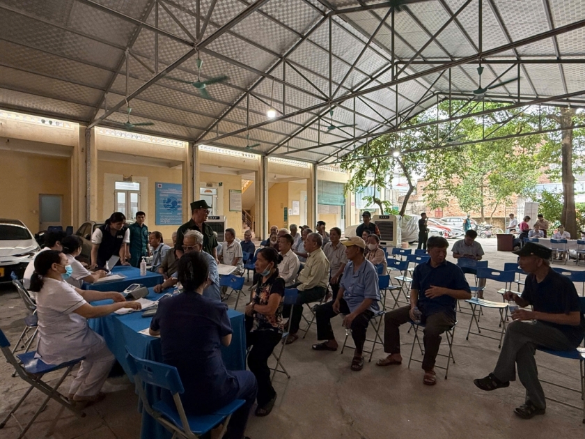 Hơn 200 người có công phường Dương Nội được khám sức khỏe miễn phí nhân dịp 27/7