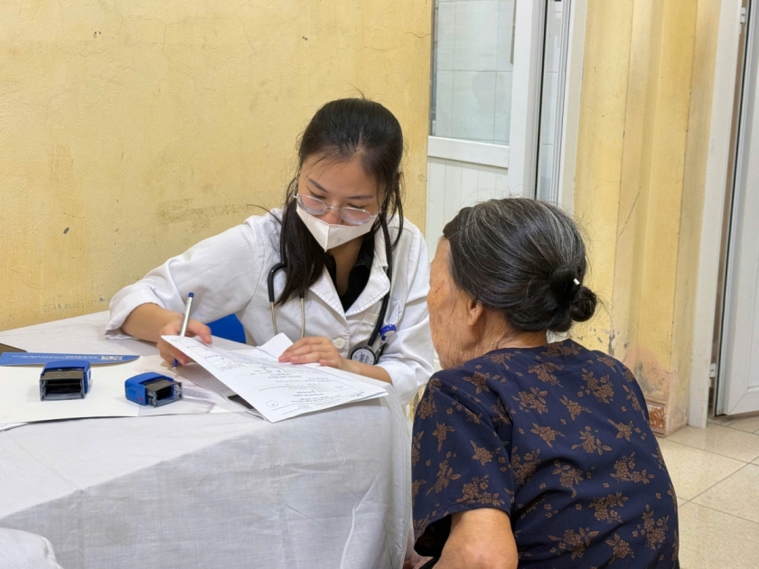 Hơn 200 người có công phường Dương Nội được khám sức khỏe miễn phí nhân dịp 27/7