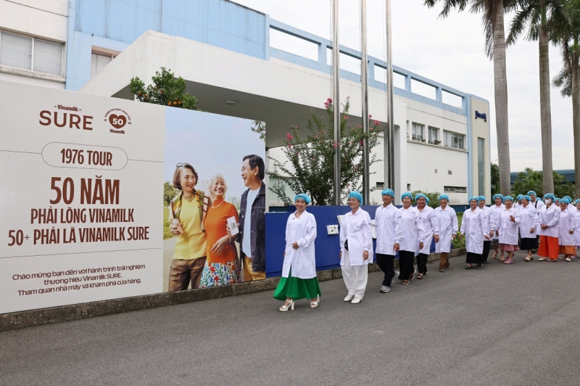 Những người tiêu dùng đồng niên 1976 tham quan Nhà máy Sữa Tiên Sơn (ở Bắc Ninh). Ảnh: Vi Nam Những người tiêu dùng đồng niên 1976 tham quan Nhà máy Sữa Tiên Sơn (ở Bắc Ninh). Ảnh: Vi Nam