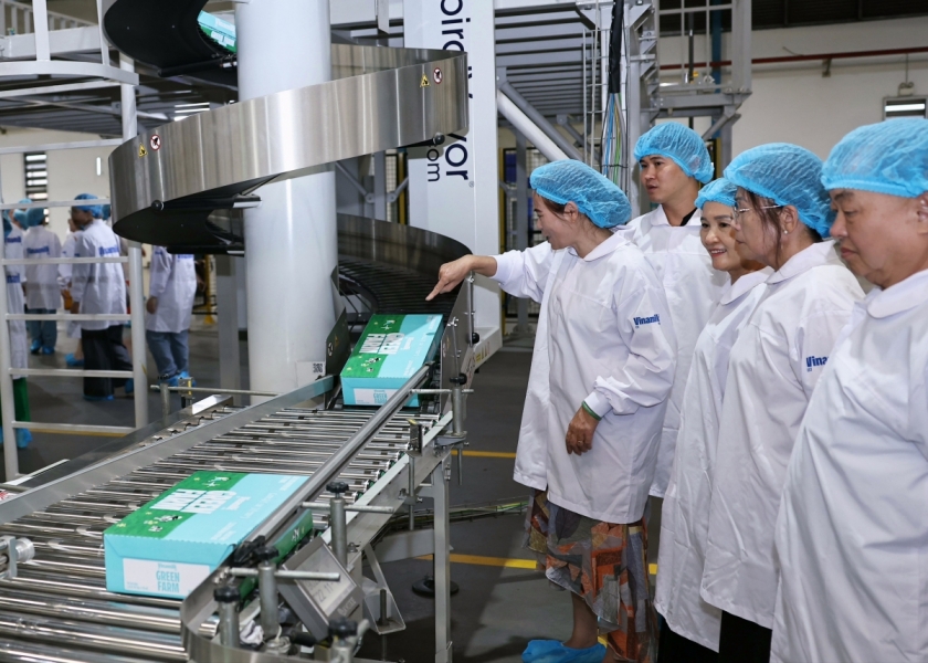 Tham quan nhà máy Vinamilk với dây chuyền khép kín, càng củng cố niềm tin bền vững của người tiêu dùng với thương hiệu sữa Quốc gia. Ảnh: Vi Nam Tham quan nhà máy Vinamilk với dây chuyền khép kín, càng củng cố niềm tin bền vững của người tiêu dùng với thương hiệu sữa Quốc gia. Ảnh: Vi Nam