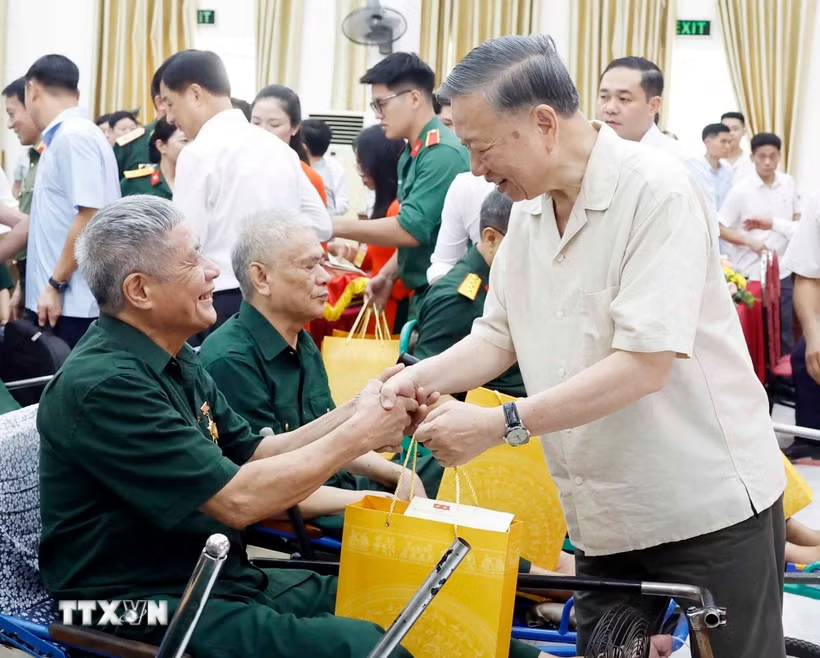 Tổng Bí thư, Chủ tịch nước Tô Lâm thăm hỏi, tặng quà cho các thương binh, bệnh binh. (Ảnh: Thống Nhất/TTXVN) Tổng Bí thư, Chủ tịch nước Tô Lâm thăm hỏi, tặng quà cho các thương binh, bệnh binh. (Ảnh: Thống Nhất/TTXVN)