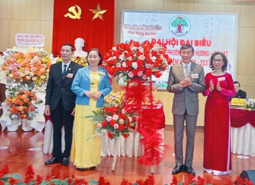 Đại diện lãnh đạo Hội Người cao tuổi tỉnh tặng hoa cho Đại hội Đại diện lãnh đạo Hội Người cao tuổi tỉnh tặng hoa cho Đại hội