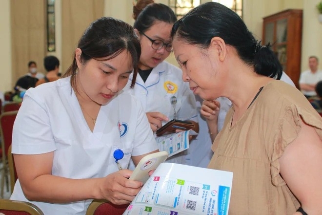 Hướng dẫn người cao tuổi tải app sổ theo dõi sức khoẻ điện tử Hướng dẫn người cao tuổi tải app sổ theo dõi sức khoẻ điện tử