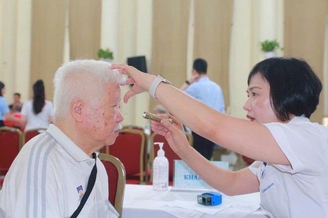 Người cao tuổi được khám và tư vấn các bệnh về mắt ở Bệnh viện Đa khoa Đống Đa Người cao tuổi được khám và tư vấn các bệnh về mắt ở Bệnh viện Đa khoa Đống Đa
