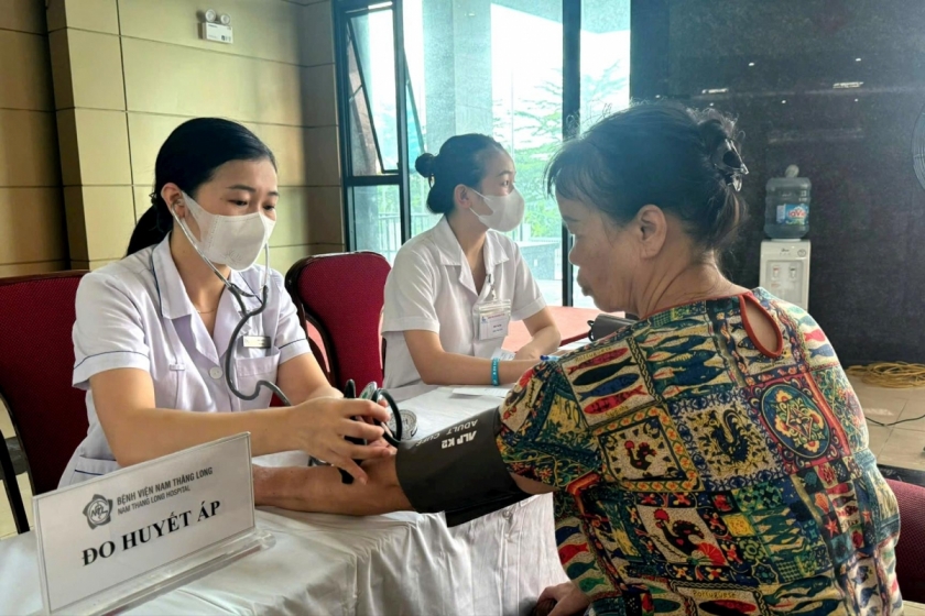 Người dân đều được đo huyết áp, kiểm tra sức khỏe trước khi khám chuyên sâu. Ảnh Mai Hoa Người dân đều được đo huyết áp, kiểm tra sức khỏe trước khi khám chuyên sâu. Ảnh Mai Hoa
