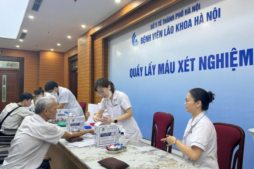 Thực hiện quy trình lấy máu xét nghiệm cho người dân đến khám tại Bệnh viện Lão khoa Hà Nội. Ảnh Mai Hoa Thực hiện quy trình lấy máu xét nghiệm cho người dân đến khám tại Bệnh viện Lão khoa Hà Nội. Ảnh Mai Hoa