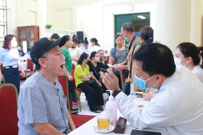 Người cao tuổi được khám chuyên khoa Tai-mũi-họng tại Bệnh viện Đa khoa Đống Đa Người cao tuổi được khám chuyên khoa Tai-mũi-họng tại Bệnh viện Đa khoa Đống Đa