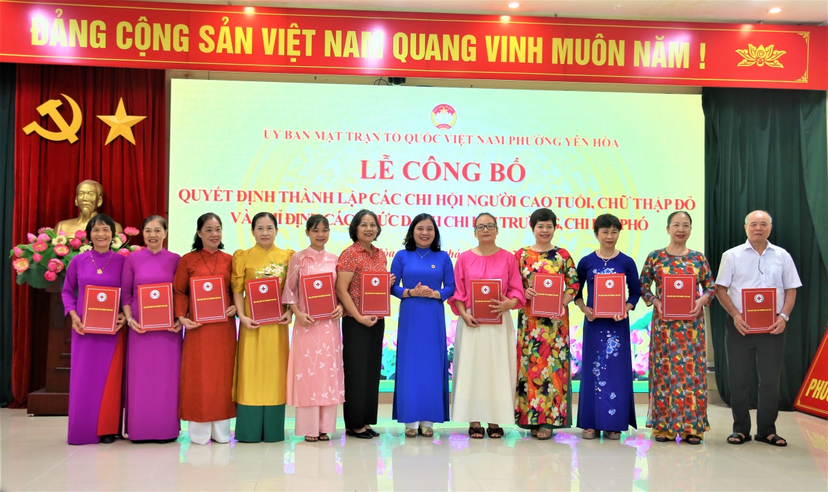 Trao quyết định thành lập các Chi hội Chữ thập đỏ tổ dân phố trên địa bàn phường Yên Hòa Trao quyết định thành lập các Chi hội Chữ thập đỏ tổ dân phố trên địa bàn phường Yên Hòa