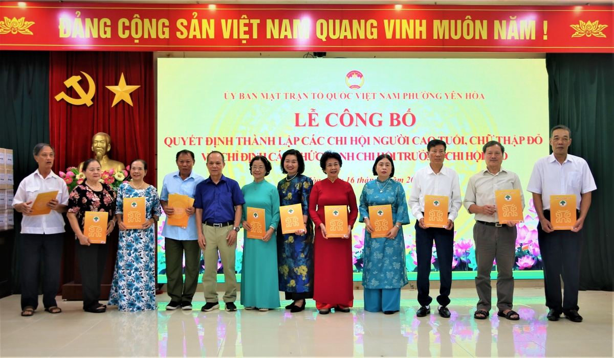 Trao quyết định thành lập các Chi hội Người cao tuổi tổ dân phố trên địa bàn phường Yên Hòa Trao quyết định thành lập các Chi hội Người cao tuổi tổ dân phố trên địa bàn phường Yên Hòa