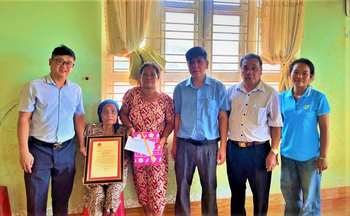 Tặng quà mừng thọ người cao tuổi phường Buôn Ma Thuột Tặng quà mừng thọ người cao tuổi phường Buôn Ma Thuột