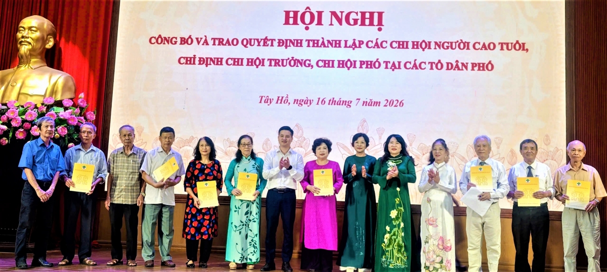 Người cao tuổi Tây Hồ lan tỏa phong trào “Sáng - Xanh - Sạch - Đẹp” Người cao tuổi Tây Hồ lan tỏa phong trào “Sáng - Xanh - Sạch - Đẹp”