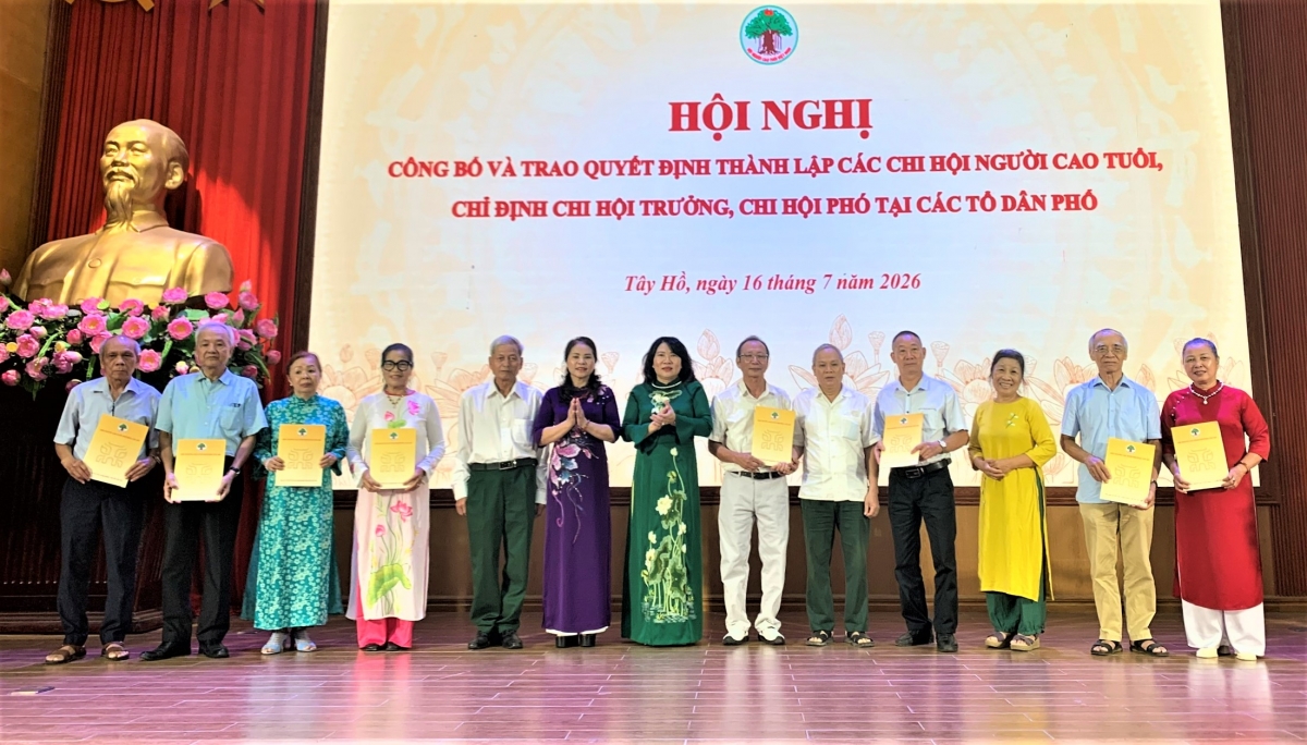Người cao tuổi Tây Hồ lan tỏa phong trào “Sáng - Xanh - Sạch - Đẹp” Người cao tuổi Tây Hồ lan tỏa phong trào “Sáng - Xanh - Sạch - Đẹp”