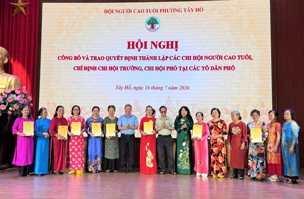 Người cao tuổi Tây Hồ lan tỏa phong trào “Sáng - Xanh - Sạch - Đẹp” Người cao tuổi Tây Hồ lan tỏa phong trào “Sáng - Xanh - Sạch - Đẹp”