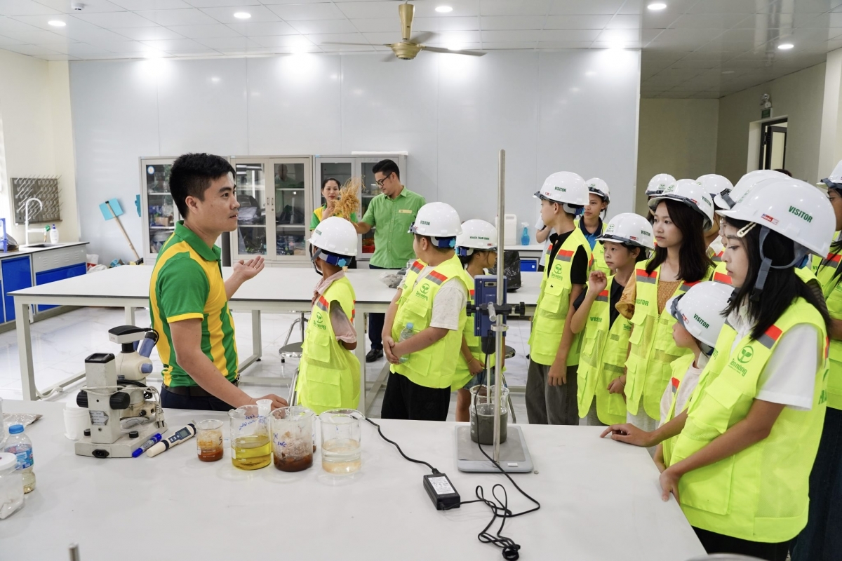 Các tác giả tham quan Trung tâm nghiên cứu Phát triển Khoa học và Công nghệ Tiến Nông Các tác giả tham quan Trung tâm nghiên cứu Phát triển Khoa học và Công nghệ Tiến Nông