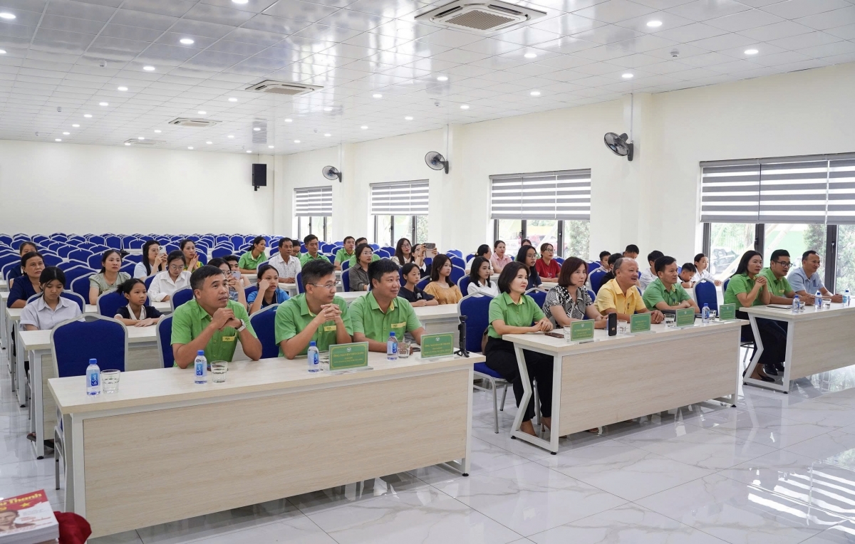 Các đại biểu, các tác giả cùng phụ huynh dự Lễ trao giải tại Nhà máy của Tiến Nông Các đại biểu, các tác giả cùng phụ huynh dự Lễ trao giải tại Nhà máy của Tiến Nông