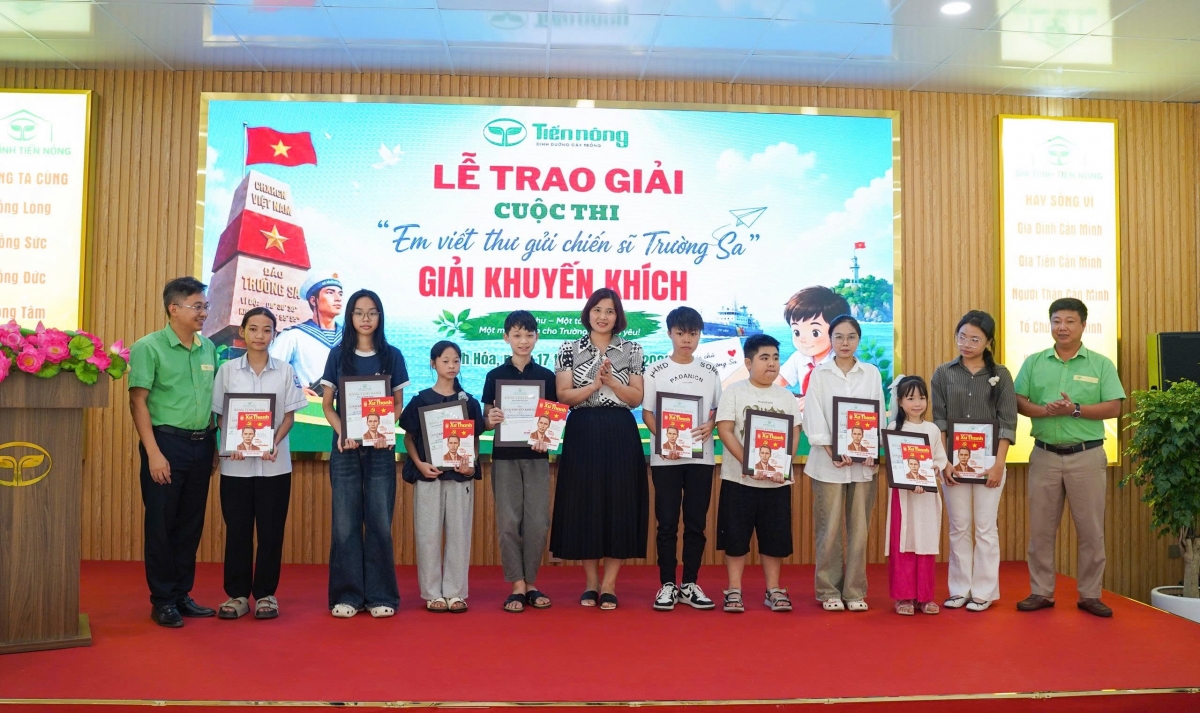 Giải khuyến khích được Tiến Nông trao cho 10 tác giả Giải khuyến khích được Tiến Nông trao cho 10 tác giả