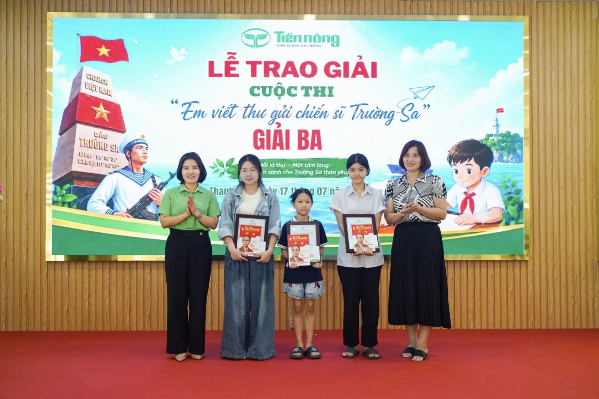 Giải ba được Tiến Nông trao cho 03 tác giả Giải ba được Tiến Nông trao cho 03 tác giả