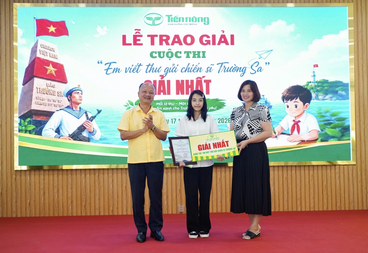 Tiến Nông trao giải nhất cho em Nguyễn Minh Anh Tiến Nông trao giải nhất cho em Nguyễn Minh Anh