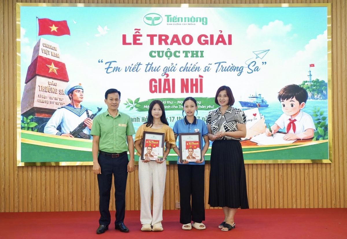 Tiến Nông trao giải nhì cho 02 thí sinh Tiến Nông trao giải nhì cho 02 thí sinh