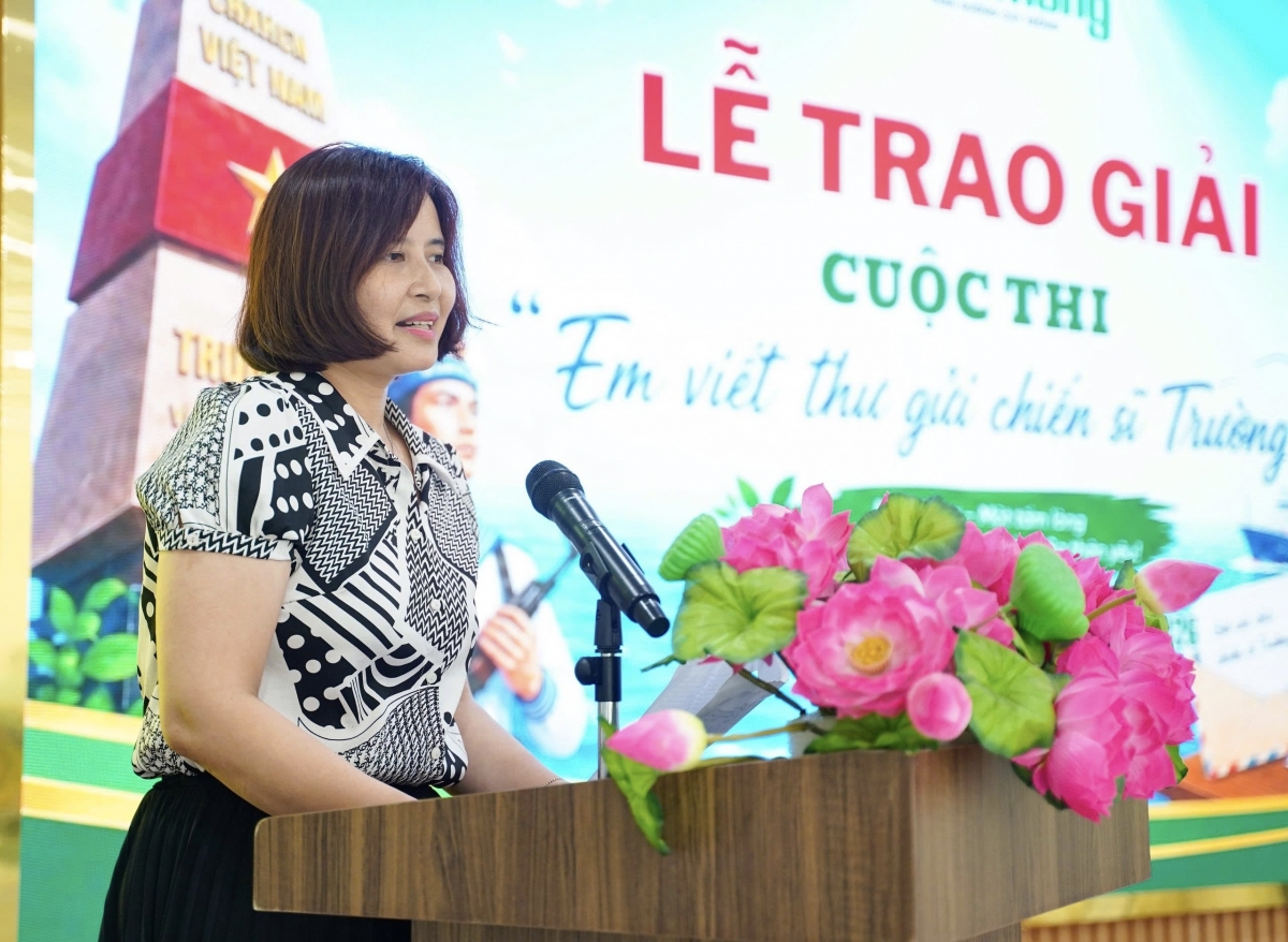 Nhà báo Thy Lan - Trưởng Ban giám khảo Cuộc thi Tiến Nông trao giải cuộc thi