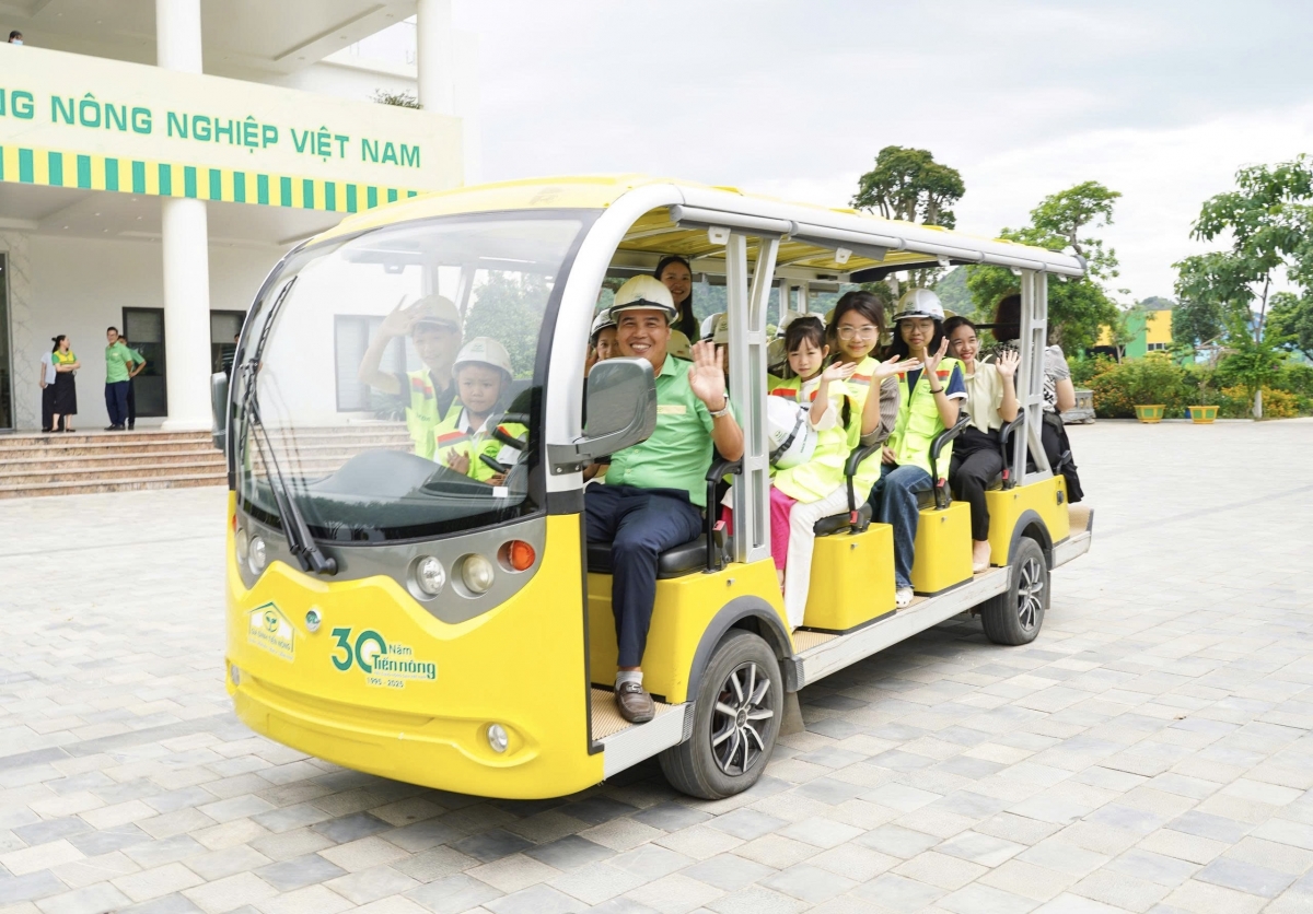 Các thí sinh tham quan Nhà máy Dinh dưỡng cây trồng Tiến Nông Các thí sinh tham quan Nhà máy Dinh dưỡng cây trồng Tiến Nông