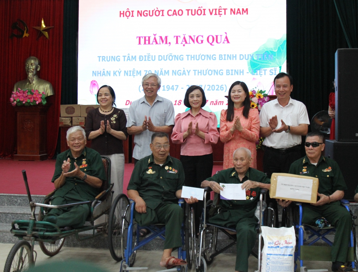 1-Lãnh đạo Hội NCT Việt Nam tặng quà tại Trung tâm Điều dưỡng Thương binh Duy Tiên, tỉnh Ninh Bình