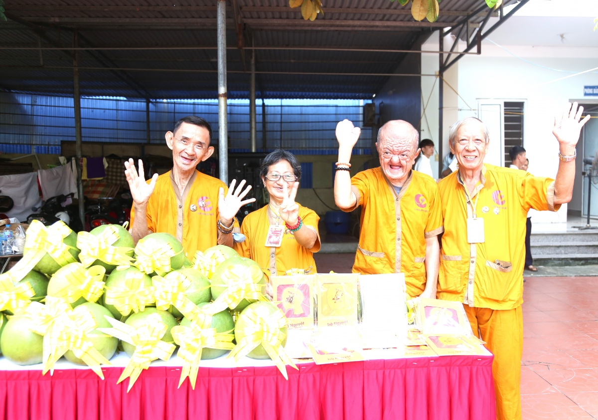 Bà Nguyễn Thị Khánh cùng nhóm Vầng Trăng Khuyết tham gia sự kiện tại Trung tâm Bảo trợ xã hội Hường Hà Nguyệt Bà Nguyễn Thị Khánh cùng nhóm Vầng Trăng Khuyết tham gia sự kiện tại Trung tâm Bảo trợ xã hội Hường Hà Nguyệt