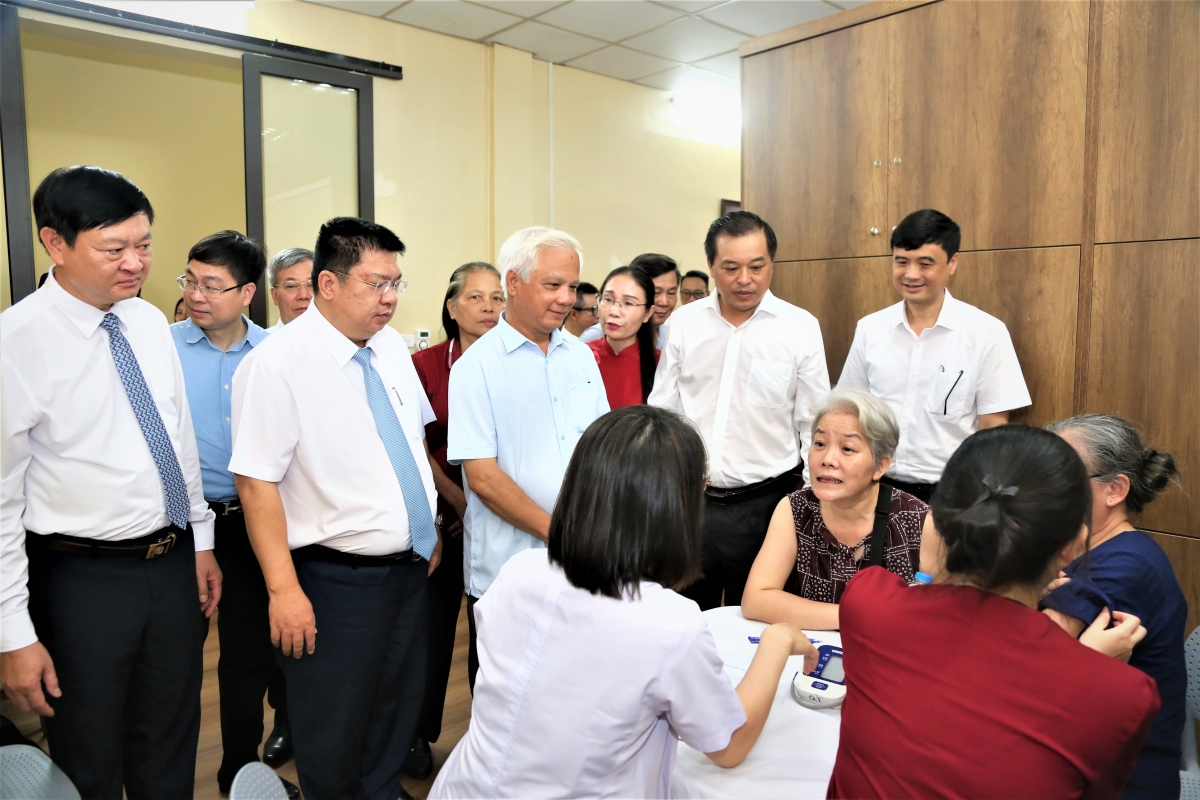 Các đại biểu thăm khu vực khám sức khỏe cho người cao tuổi Các đại biểu thăm khu vực khám sức khỏe cho người cao tuổi
