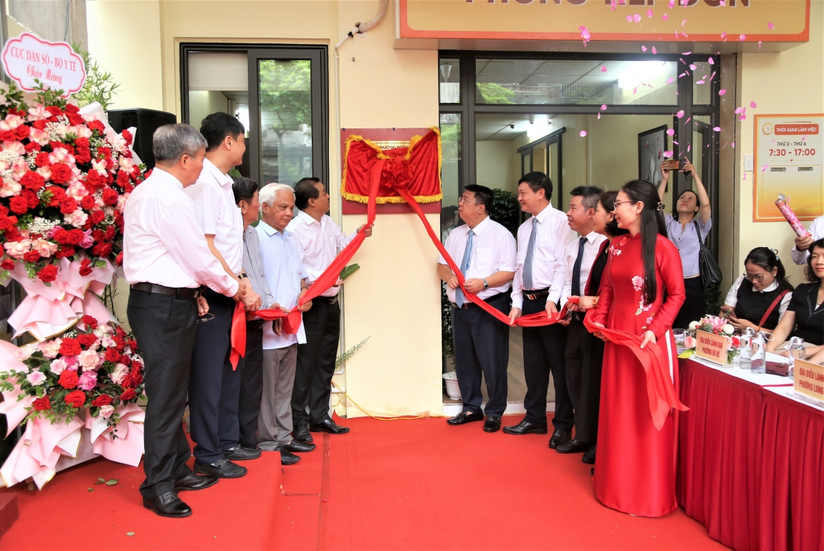 Các đại biểu thực hiện nghi thức khai trương Cơ sở chăm sóc người cao tuổi ban ngày phường Đống Đa Các đại biểu thực hiện nghi thức khai trương Cơ sở chăm sóc người cao tuổi ban ngày phường Đống Đa