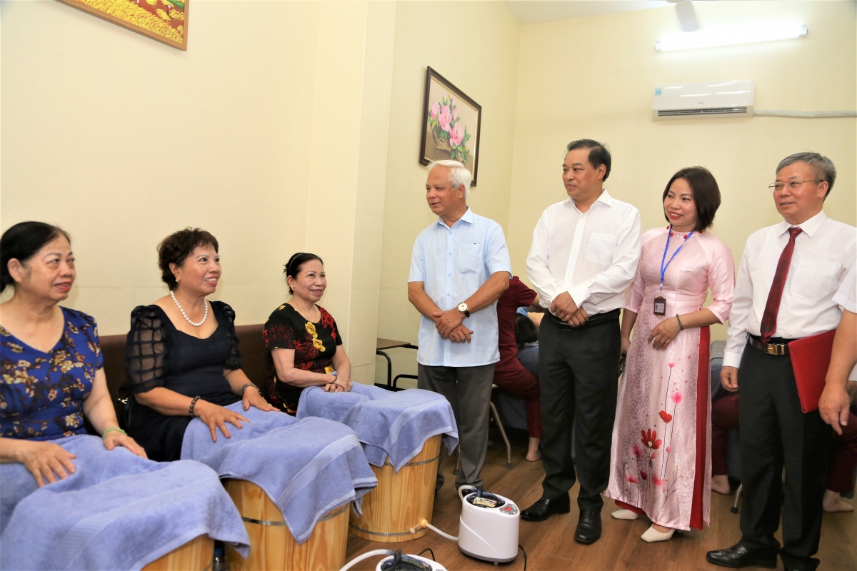 Đại biểu thăm khu vực chăm sóc sức khỏe - ngâm chân cho người cao tuổi Đại biểu thăm khu vực chăm sóc sức khỏe - ngâm chân cho người cao tuổi
