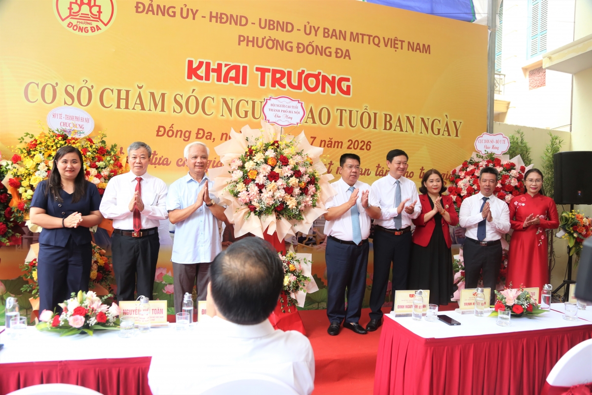 Hội Người cao tuổi TP Hà Nội tặng hoa chúc mừng Hội Người cao tuổi TP Hà Nội tặng hoa chúc mừng