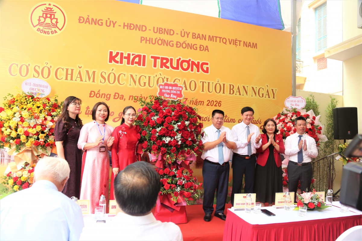 Lãnh đạo phường Đống Đa tặng hoa chúc mừng Lãnh đạo phường Đống Đa tặng hoa chúc mừng