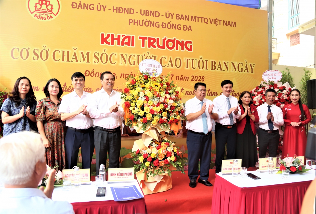Lãnh đạo thành phố Hà Nội tặng hoa chúc mừng Lãnh đạo thành phố Hà Nội tặng hoa chúc mừng
