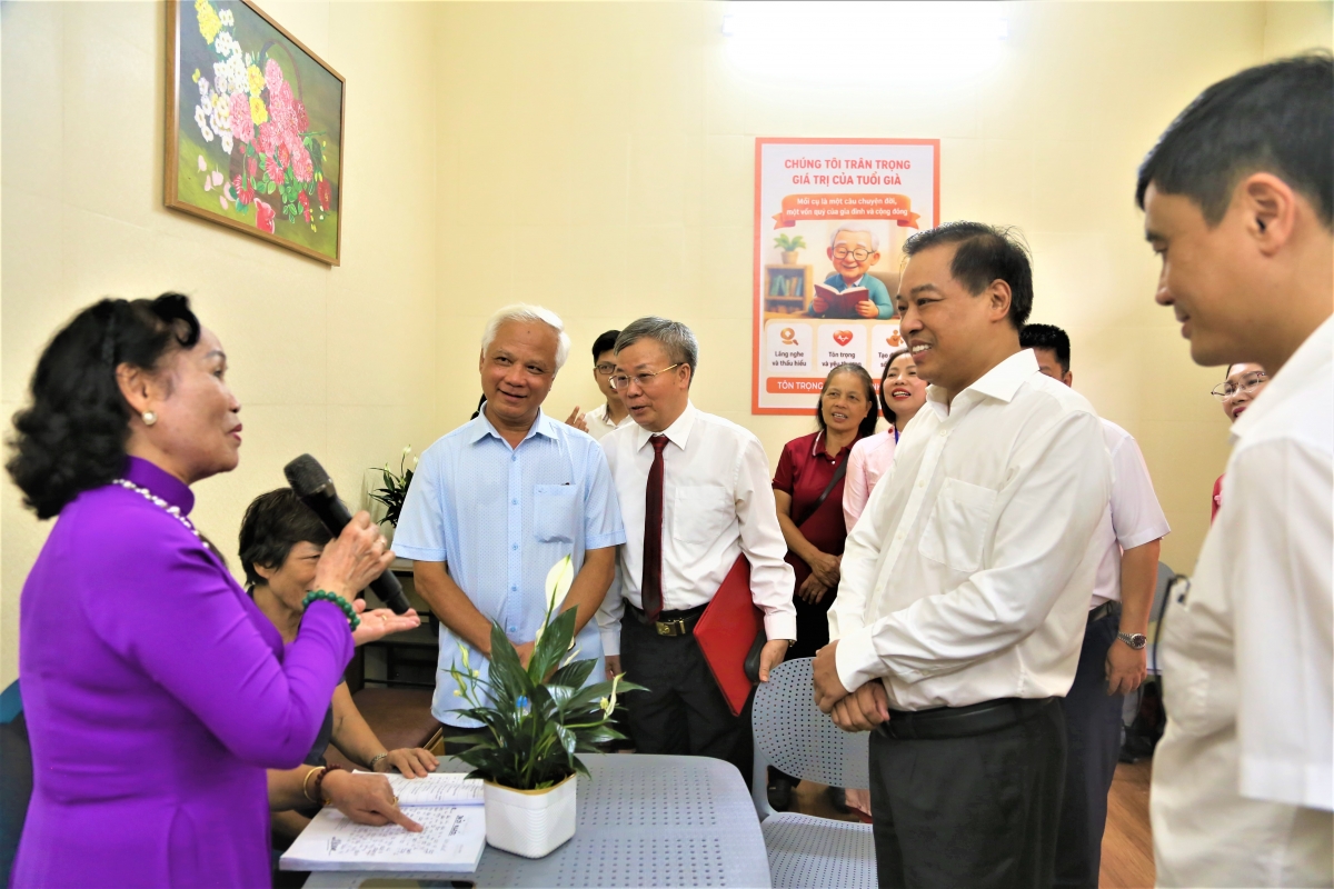 Người cao tuổi hát và đọc thơ tặng đại biểu Người cao tuổi hát và đọc thơ tặng đại biểu