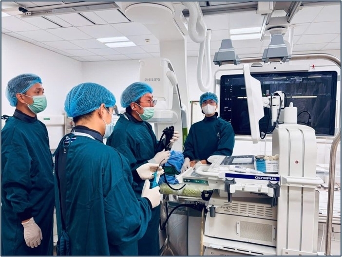 Ê-kíp can thiệp mật tụy chuyên nghiệp cùng trang thiết bị hiện đại đã giúp cụ bà 80 tuổi thoát nguy cơ phẫu thuật mở.