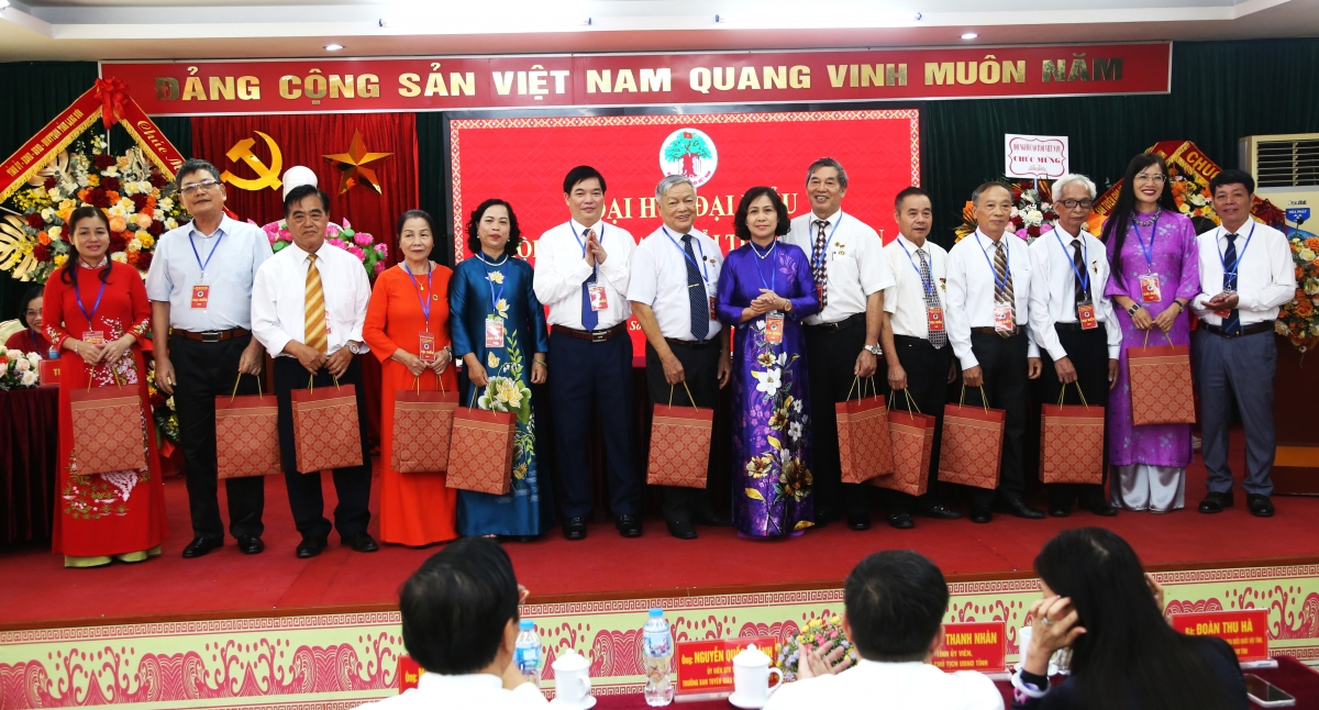 Tặng quà tri ân những cán bộ không tiếp tục tham gia công tác Tặng quà tri ân những cán bộ không tiếp tục tham gia công tác